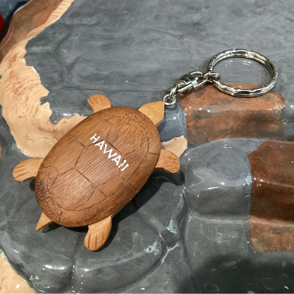 Vintage - Solid Wood & Metal - Hawaii Turtle Themed Key Chain Collectible